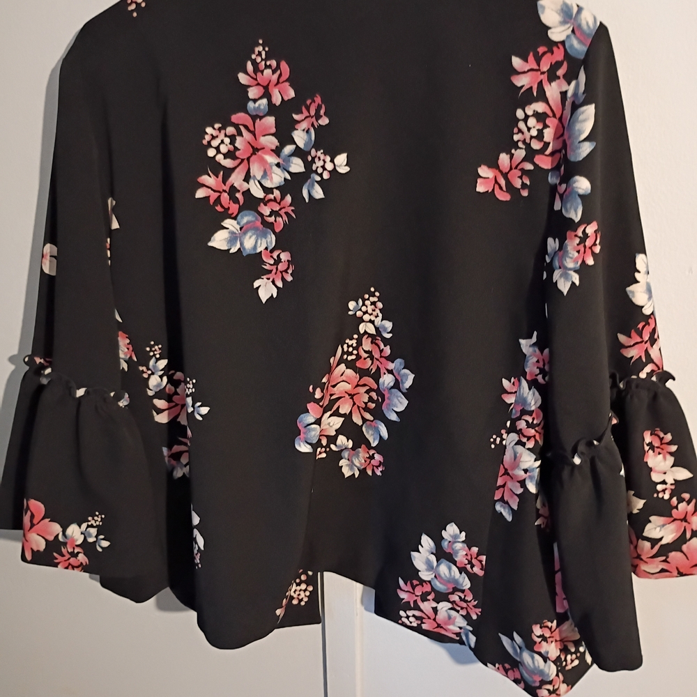 Size 18/20 Lane Bryant Black Floral Blazer 18/20, Like New! - Picture 2 of 5